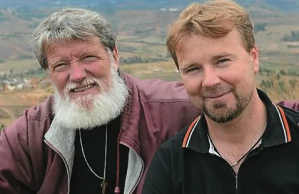 Strokovna komisija Prešernovega sklada za scensko umetnost je odstopila zaradi odločitve, da se nagrado Prešernovega sklada podeli Jožetu Možini (desno) za dokumentarec Pedro Opeka, dober prijatelj. Na fotografiji je poleg Možine Pedro Opeka.