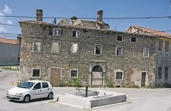 Tako imenovana Jančarjeva domačija v Senožečah svoji zgodovinski vrednosti navkljub že vsaj desetletje vznemirja krajane in mimoidoče, saj se podira. Zato bodo zaradi nevarnosti zaprli promet mimo nje. 