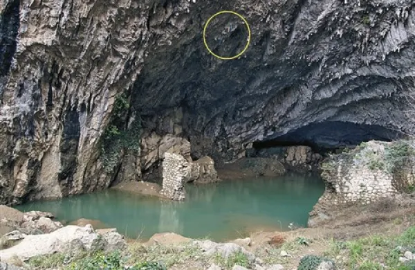 V jami Grad sredi stene nad Ospom izvira rečica. V teh dneh je zalila kapnike, ki jih je nekdo odlomil s stropa in zapičil v tla. Je pa v stropu opaziti  več sidrišč, s katerih visijo kosi plezalnih vrvi z vponkami (obkroženo z rumeno).