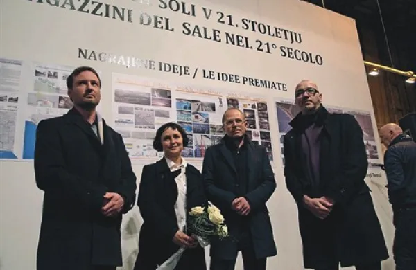 Nagrajeni avtorji zamisli za ureditev nekdanjih skladišč soli v Portorožu (z leve) Boštjan Voda, Romana Kačič, Mattias Liden in Tomaž Schlegl 