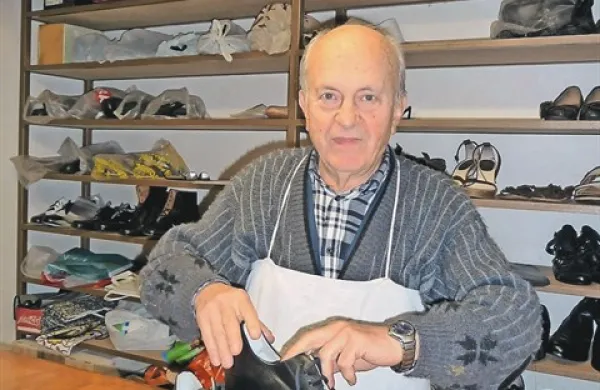 Stane Južnič po naročilu še vedno izdela ortopedsko obutev