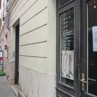 V prostorih, v katerih   dela Prcić, naj bi bila prva čevljarska delavnica v Istri, še v času italijanske oblasti 