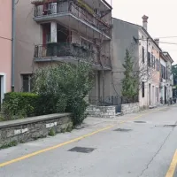 Bo kmalu edinega  čevljarja najti v Ulici ob starem zidovju 11? 
