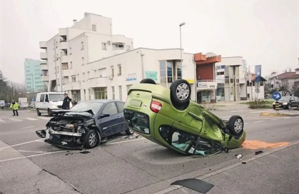 Avto po trčenju končal na strehi