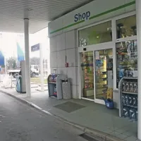 Ropar je v sredo zvečer stekel iz prodajalne servisa in zbežal proti železniškim tirom