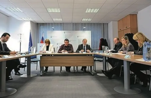 Državna volilna komisija je sprejela nova pravila za določanje plačila tistim, ki sodelujejo v izvedbi volilnih opravil. Višina nadomestil bo vezana na plačo predsednika ustavnega sodišča in se znižuje.