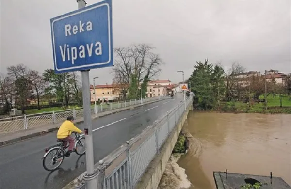 Prejšnji konec tedna je reka Vipava resno grozila, da bo poplavila naselja, potem pa se je unesla