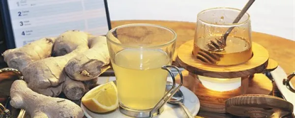 Čaj z ingverjem, medom in limono odlično pomaga pri prehladih, glavobolih in migrenah