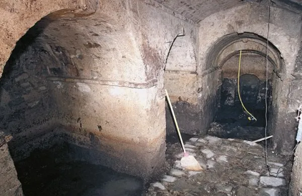  Najdba podzemnega hodnika in stranskih niš je pred skoraj sedmimi leti zaustavila obnovo godbenega doma 