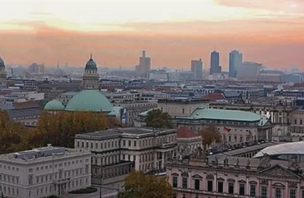 V Nemčiji (na fotografiji Berlin) se že nekaj časa zaostruje razprava o nevarnosti izkoriščanja tamkajšnjega socialnega sistema s strani revnih vzhodnoevropskih priseljencev