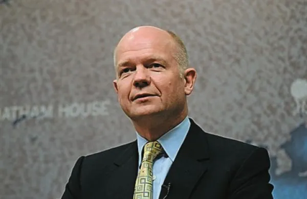 Britanski zunanji minister William Hague je  zavrnil zahtevo 95 poslancev vladne konservativne stranke, iz katere prihaja tudi sam, za veto na vso evropsko zakonodajo