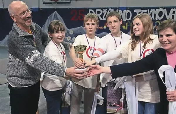 Zmagovalne Planinske muhe so Barbara Čibej, Ana Petkovšek, Andrej Erjavec, Luka Jesenko ter njihova mentorja Marija Bončina in Nace Breitenberger 