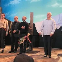 Občinstvo je v soboto  z dolgim aplavzom nagradilo tako ustvarjalce tržaške postavitve kakor avtorja besedila Spira Scimoneja (na sredi z rožami ob režiserju Marku Sosiču)   