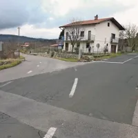 Občina predlaga, da bi uredili tudi križišče v Famljah, kjer stoji nelogičen prometni stop znak
