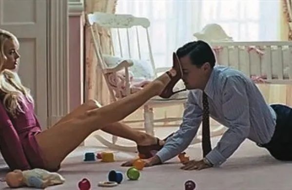 Zlati globus za  glavno moško vlogo v glasbenem filmu ali komediji je šel v roke Leonardu DiCapriu, soigralcu Slovenke Katarine Čas v filmu Volk z Wall Streeta