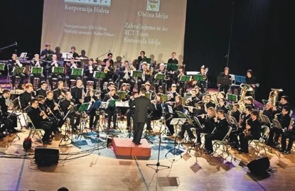 Orkester  s formalnim pečatom žive dedi&scaron;čine