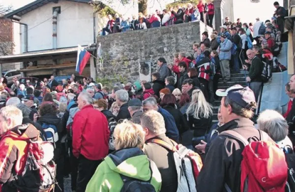  Udeleženci vsakoletnega pohoda Po Vertovčevih poteh pred  obeležjem v Šmarjah