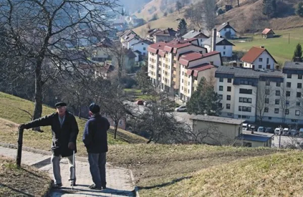 Okoli Cerknega sredina je sredina letošnjega januarja primerna za prijetne sprehode, enako je na smučišču nad njim
