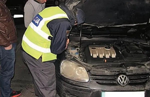 Pod pokrovi motorjev so preverjali, ali se oznake ujemajo s tistimi v dokumentih
