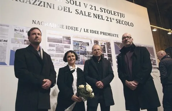 Natečaj so poimenovali Skladišča soli v 21. stoletju. Avtorji nagrajenih  zamisli (z leve) pa so Boštjan Voda, Romana Kačič in Mattias Liden, Tomaž Schlegl.