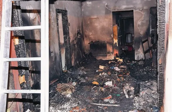 Kljub hitremu posredovanju gasilcev je ogenj razdejal notranjost hiše