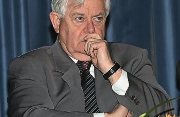 Nekdanji predsednik Milan Kučan je v dopisu, ki ga je naslovil na komisijo DZ za peticije, zanikal navedbe, da naj bi bil leta 1972 kot takratni član CK ZKS seznanjen z umorom hrvaškega študenta Stjepana Crnogorca