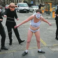 Danes se je skupina tako imenovanih Zaskrbljenih državljanov, zamaskiranih v svinje, znova zbrala pred slovenskim parlamentom in uprizorila kratki performans Zategovanje pasu