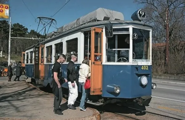 Ker  povezava med Opčinami in Trstom s tramvajem še vedno ne deluje, so začeli z zbiranjem podpisov