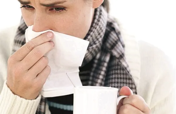 Vse več  ljudi pestijo z okužbe dihal z nahodom, kašljem, kihanjem, bolečim grlom in žrelom, pekočimi očmi in tudi povišano telesno temperaturo  