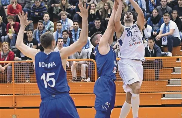 Sašo Ožbolt se je po treh mesecih na dvoboju s Heliosom (zaustaviti ga poskuša Matic Rebec) ponovno vrnil pod koše