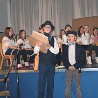 Le starši vsakega desetega šolarja (ali še manj) se udeležijo strokovnih predavanj v šoli. Praviloma so to starši pridnih in neproblematičnih otrok. (Na fotografiji so učenci na lanski prireditvi ob jubileju OŠ Dragotina Ketteja.)  