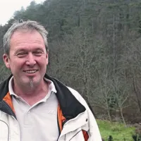 Vid Sorta: “Tudi v primeru, ko reka zavije na zasebno parcelo, lastnik nima pravice, da bi se pred njo zaščitil. Kljub temu pa 
mora plačevati davek za parcelo.”