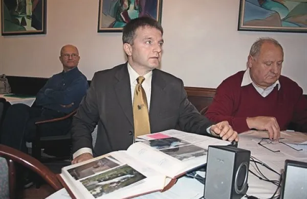 Martin Kolenc je  vodil čebelarje pri obnovi in vse delo vestno dokumentiral
