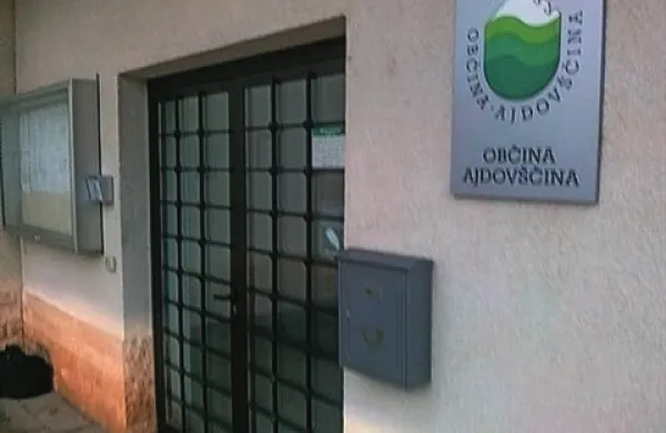 Kriminalisti so danes opravili kriminalistično preiskavo na ajdovski občini