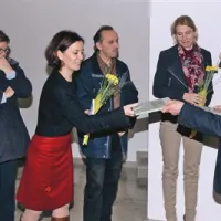 Predsednik Kulturnega kluba Lado Jelen se je ekipi (v ospredju Neža Čebron Lipovec, zadaj Maša Sakara Sučević in Zdenko Bombek) zahvalil s knjigo Vlada Šava Vrelec