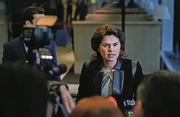 Vrh koalicije že štiri ure razpravlja o osnutku novega dogovora o sodelovanju. Zavezali naj bi se, da ne bodo višali davkov ter posegali v pokojnine.