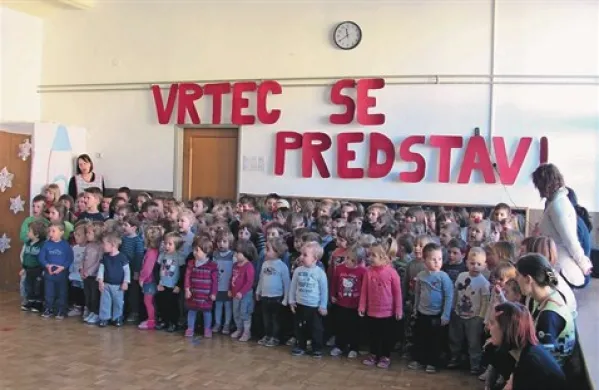 V vrtcu Bertoki so medse   povabili starejše krajane in nekdanje, zdaj že  upokojene delavce. Zanje so pripravili program, v katerem  so nastopali vsi otroci.