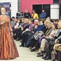 Obleka za avgust je spomin na romantične noči. Obleka za gala prireditve ponazarja modni slog iz srede 18. stoletja