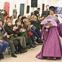 Obleka za november s svojo barvo spominja na trgatev in vino. Vzor zanjo so obleke iz 15. stoletja