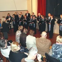 Pevke in pevce, zbrane v sežanskem mešanem pevskem zboru, vodi mlada dirigentka Andreja Hrvatin