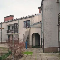 V najemniškem bloku v Postojni se soočajo z vlago in plesnivimi madeži na stropu in fasadi, ki ogrožajo zdravje tamkajšnjih bolehnih starejših ljudi 