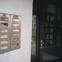Morebiti so stanovalci res malce naglušni, toda zvoncev z vhodnih vrat  ne slišijo niti tisti z dobrim sluhom, saj domofoni   ne delujejo