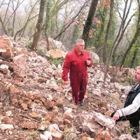 V steni dobrih sto metrov nad vasjo je prvič zaropotalo malo po 10. uri, nato pa še enkrat po 13. uri
