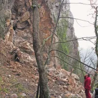 Od ogromne skale, ki se že skoraj 50 let počasi odmika od Kraškega roba, se je odlomil velik podor