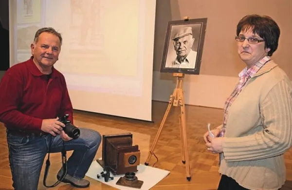      Vinko Tavčar na fotografiji, ki jo je posnel njegov sin Darjo, in ob njem botra spominskega večera, kustusinja Milojka Magajne