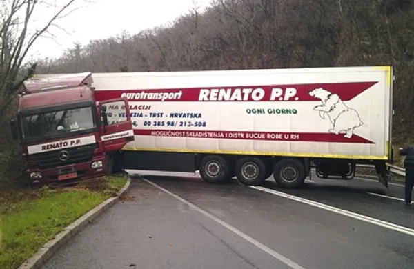 Hrvaški voznik je tovornjak s karlovškimi tablicami nekoliko bolj nerodno “parkiral”