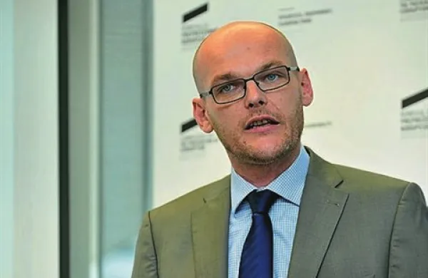 Mandatno-volilna komisija DZ je na zaprti seji danes petič razpravljala o premoženjskem stanju predsednika protikorupcijske komisije v odstopu Gorana Klemenčiča in sejo prekinila