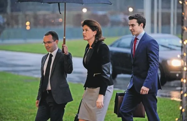 Predsednica vlade Alenka Bratušek je napovedala, da si bodo s koalicijskimi partnerji vzeli še kak teden časa  za to, da bi vsebino pogodbe dodelali