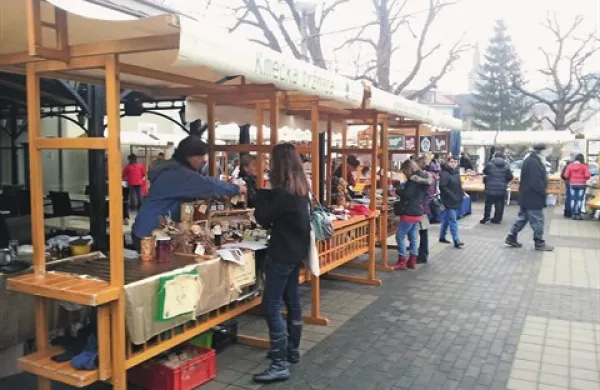 Božična kmečka tržnica v starem delu Ilirske Bistrice je pritegnila 23 ponudnikov  