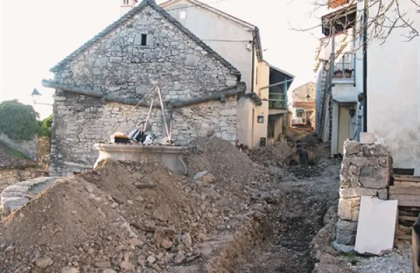 V  Štanjelu  bo napeljavi novega kanalizacijskega omrežja navkljub petina hiš ostala brez priključka nanj, kar onemogoča turistični razvoj in kraj ostaja mesto duhov  